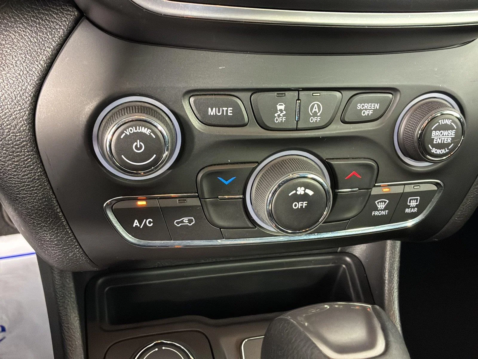 Used 2020 Diamond Black Crystal Pearlcoat Jeep Latitude image 49