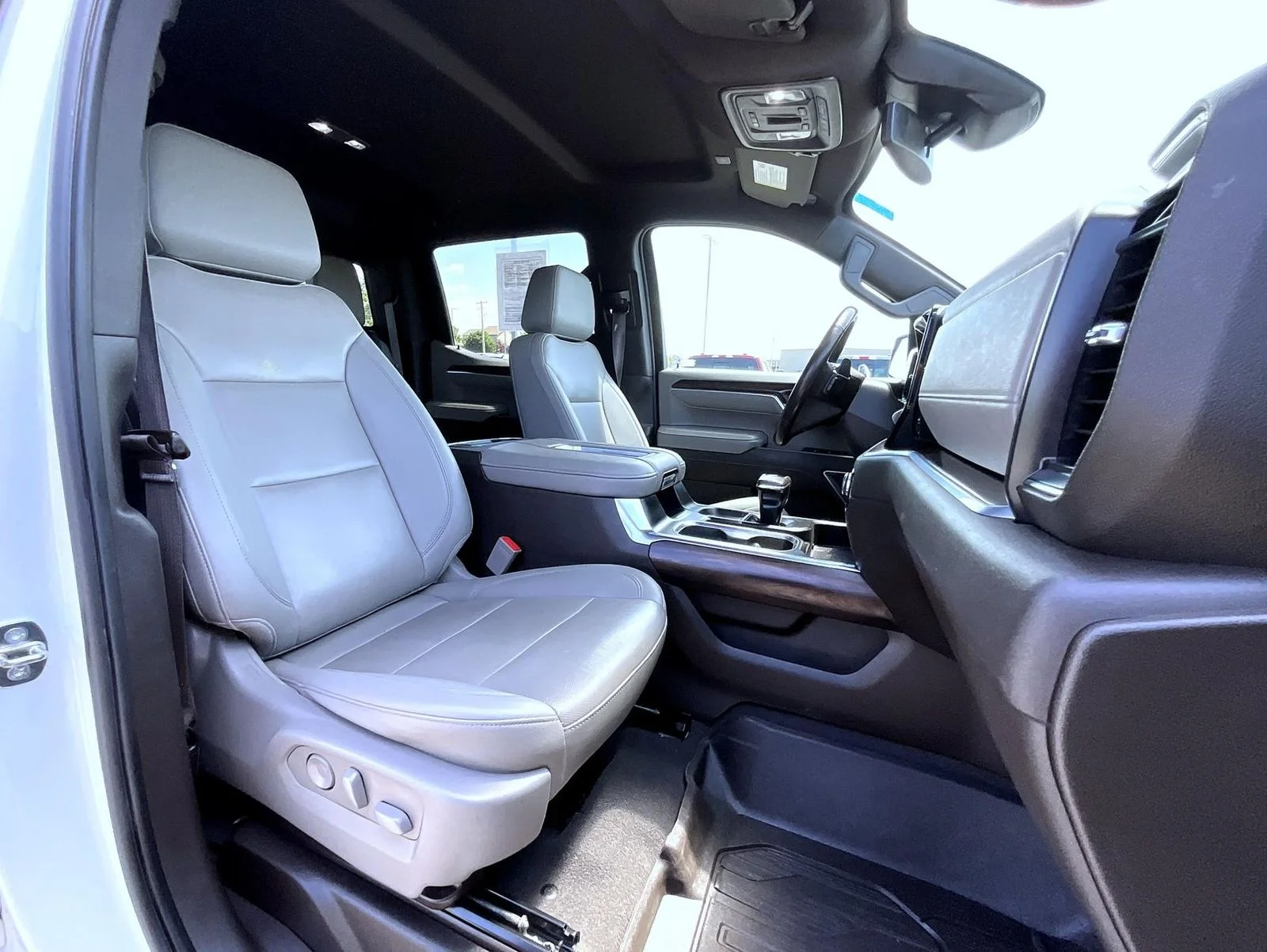 Used 2022 White GMC SLT image 16