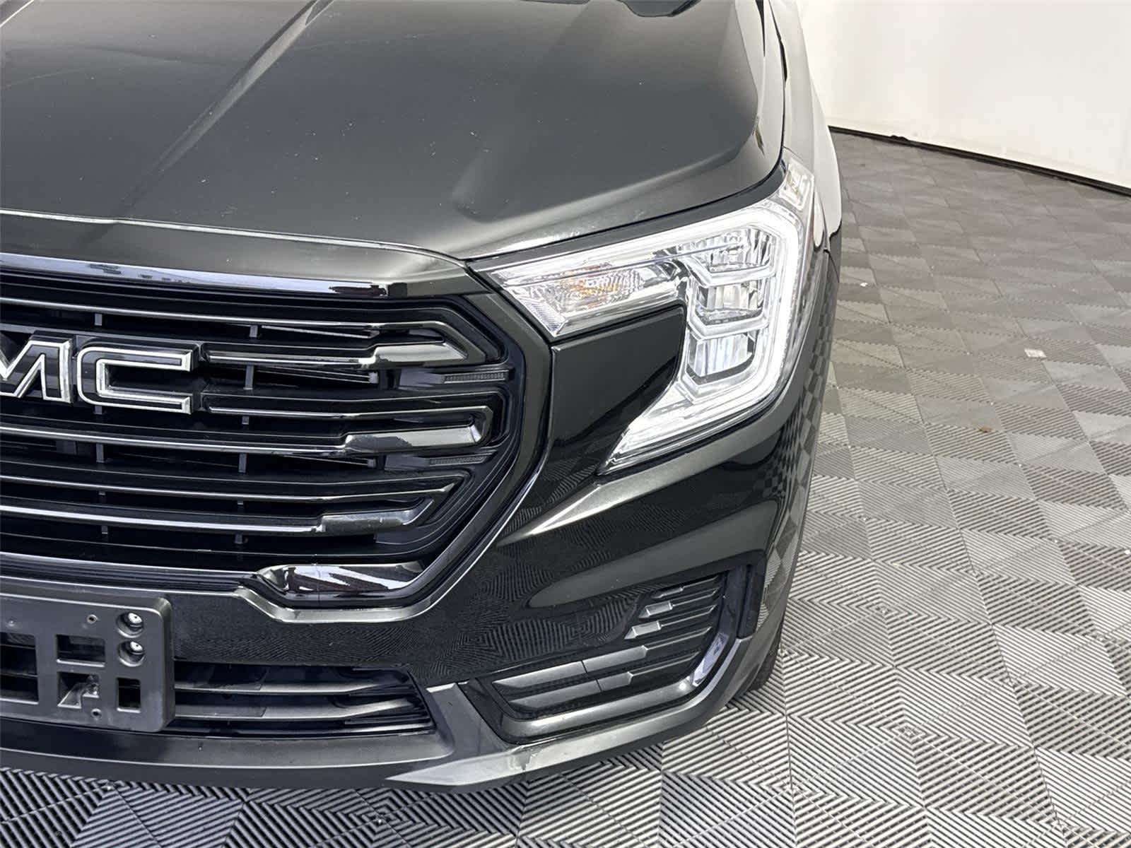 Certified Used 2023 Ebony Twilight Metallic GMC SLE image 9