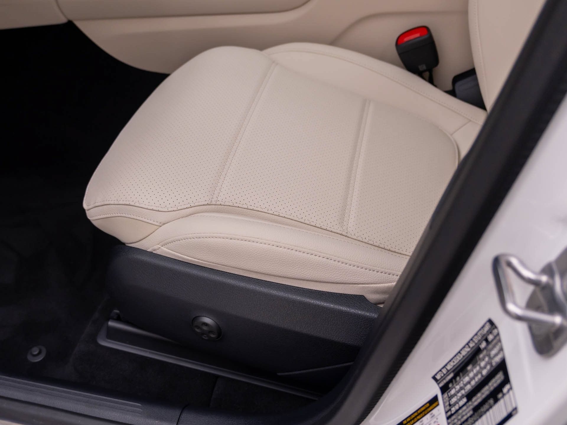 New 2027 Polar White Mercedes-Benz GLC 300 image 59