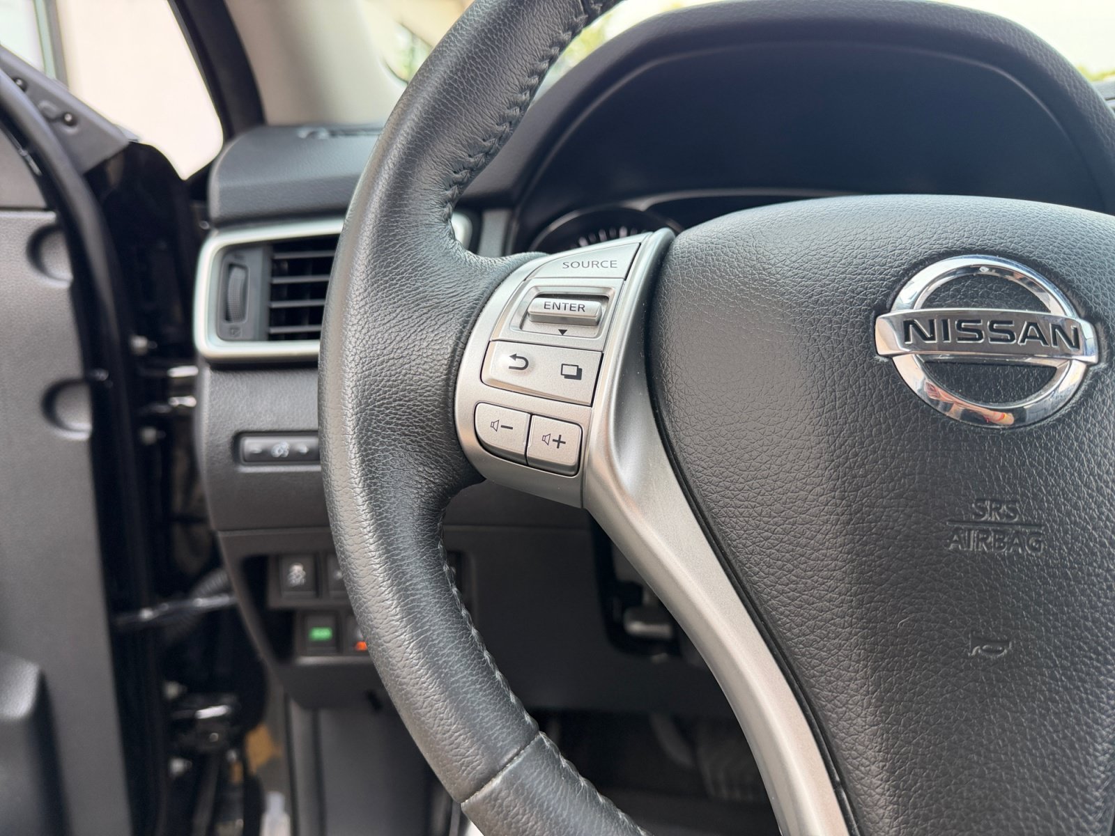 Used 2015 Super Black Nissan SL image 11