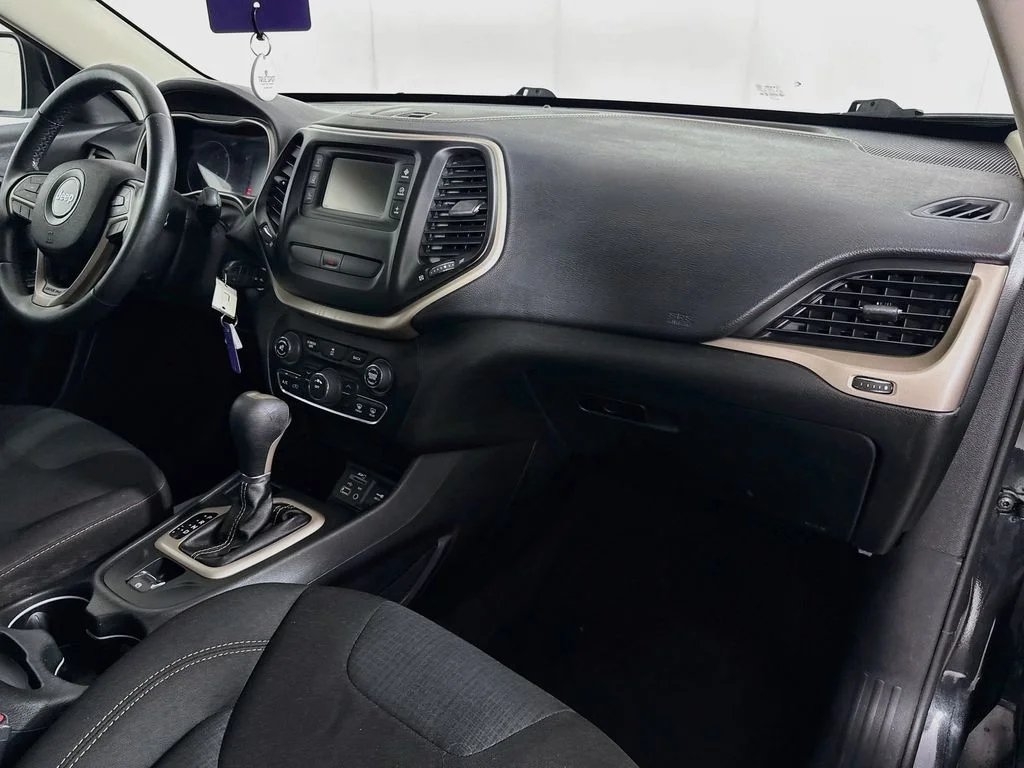 Used 2016 Black Jeep Latitude image 34