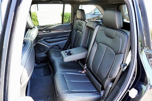 New 2026 Diamond Black Crystal Pearl-Coat Exterior Paint Jeep Limited image 22