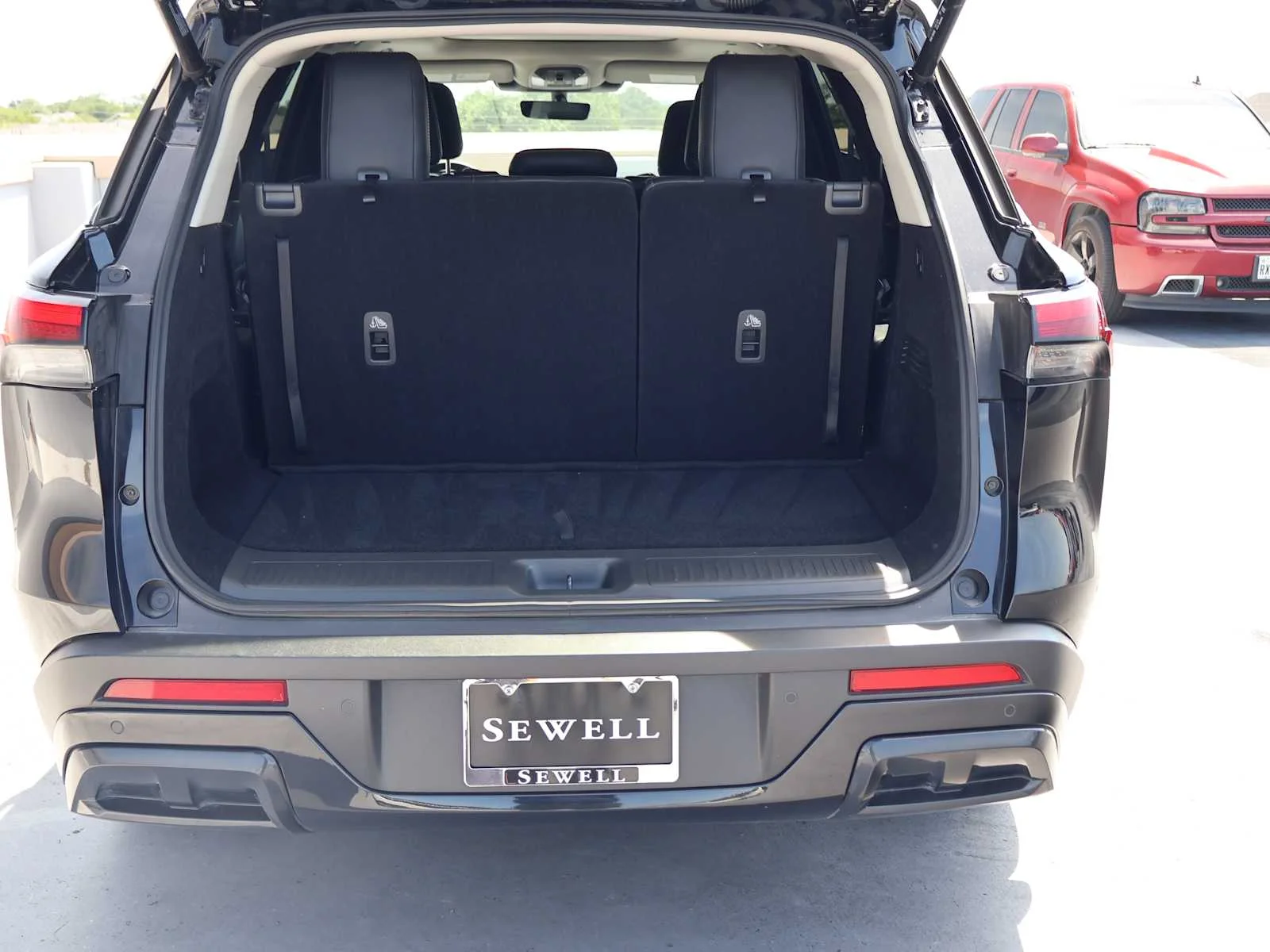 Certified Used 2025 Mineral Black INFINITI LUXE image 9