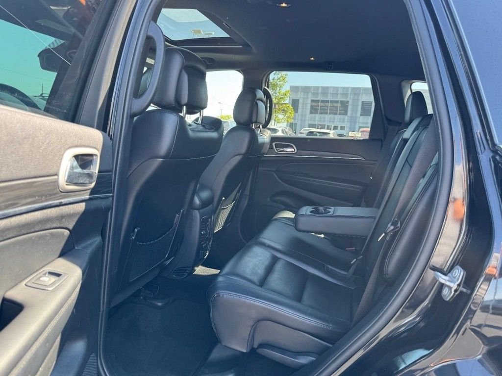 Used 2022 Diamond Black Crystal Pearlcoat Jeep Limited image 10