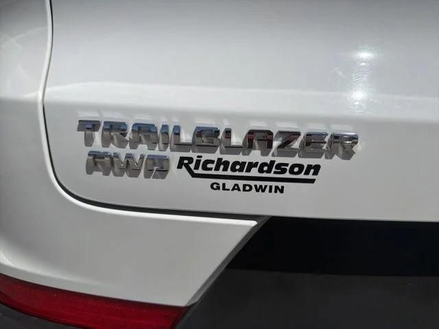 Used 2025 Summit White Chevrolet LT image 10