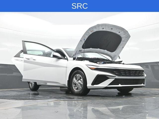New 2026 White Hyundai SE image 32