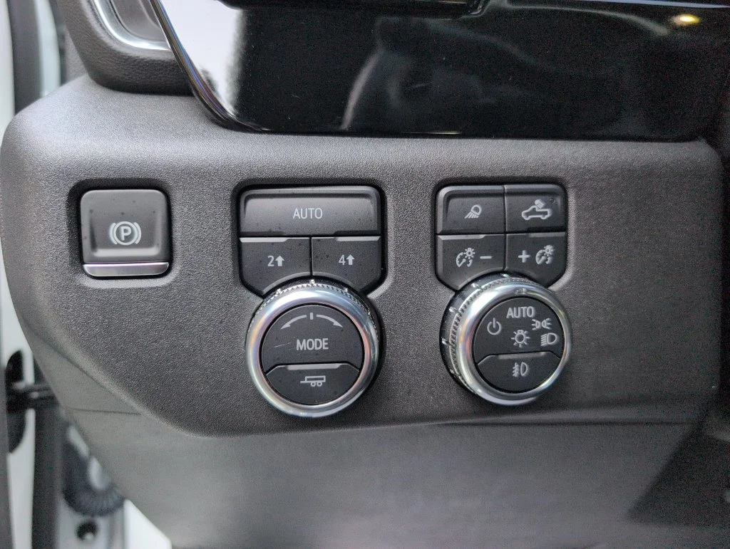 Used 2024 White GMC Elevation image 26