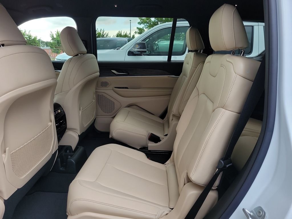 New 2026 Bright White Clear-Coat Exterior Paint Jeep Limited image 17