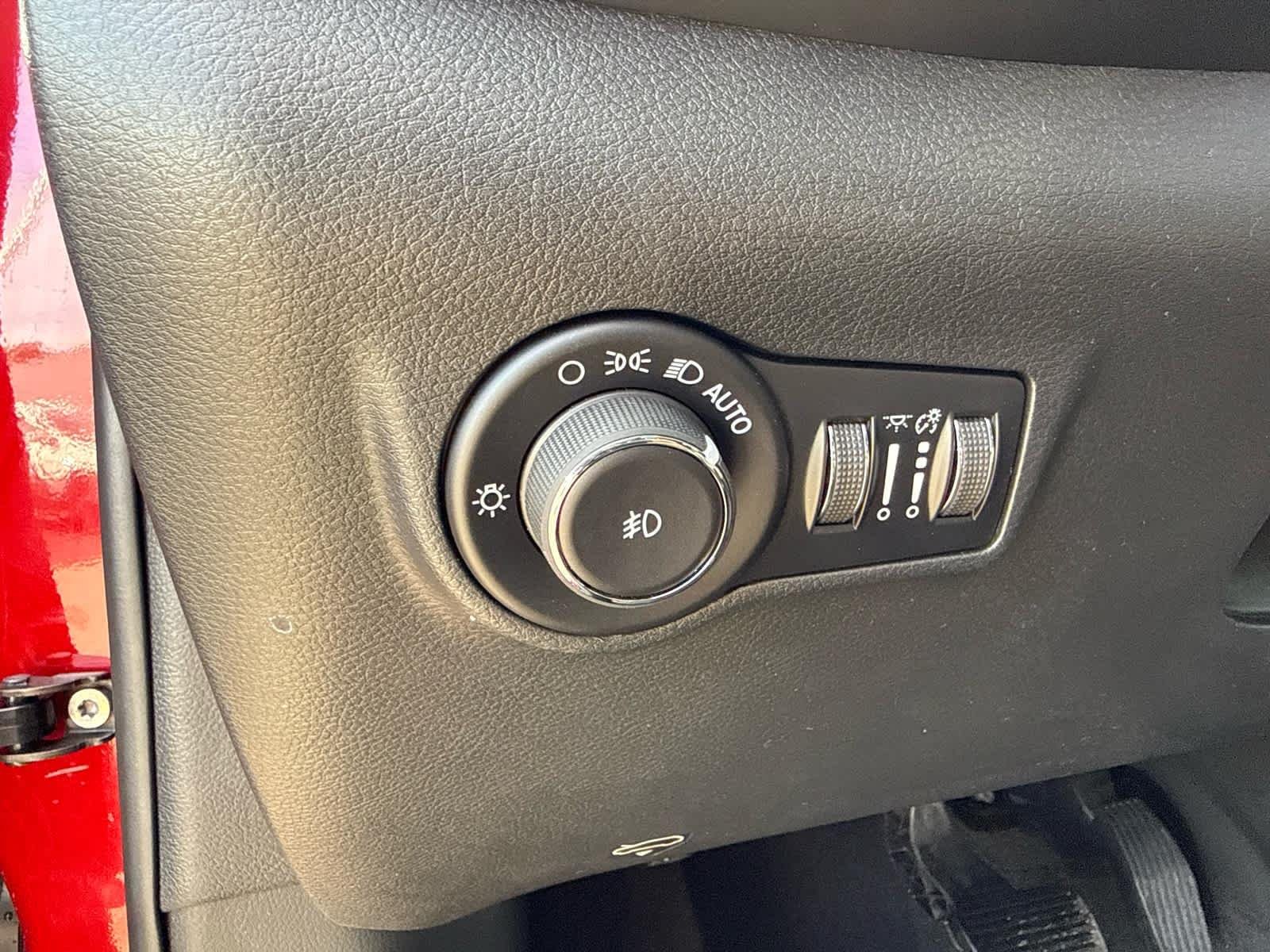 New 2026 Red Hot Pearlcoat Jeep Latitude image 16