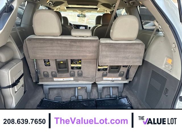 Used 2017 White Toyota XLE Premium image 22