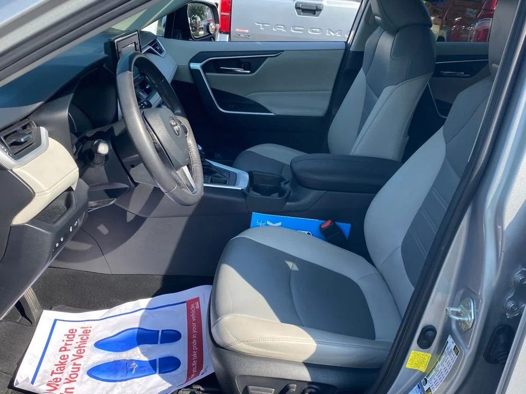 Used 2020 Silver Toyota XLE Premium image 6