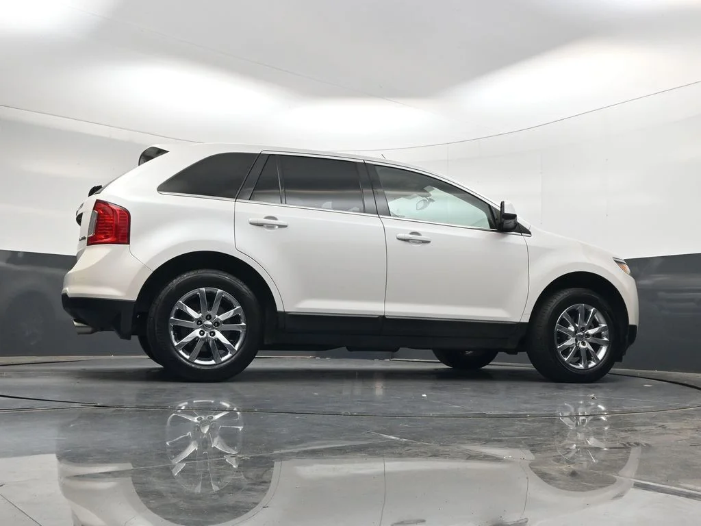 Used 2011 White Platinum Clearcoat Metallic Ford Limited image 44