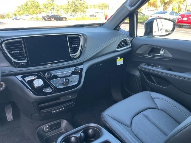 2026 Chrysler Pacifica Select - Photo 17