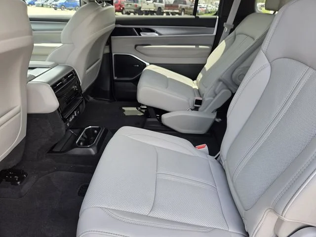 New 2026 Bright White Clear-Coat Exterior Paint Jeep  image 29