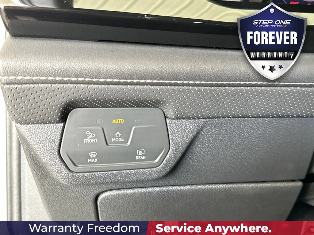 Used 2025  Volkswagen 2.0T SE w/Technology image 19