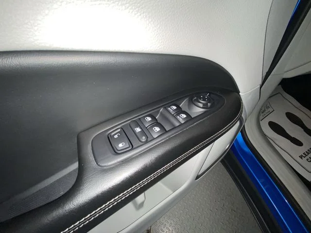 Used 2019 Blue Jeep Latitude image 13