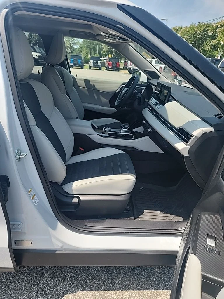 Used 2025 White Mitsubishi SE image 15