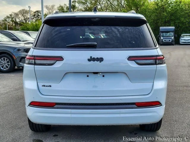 New 2026 Bright White Clear-Coat Exterior Paint Jeep Limited image 5