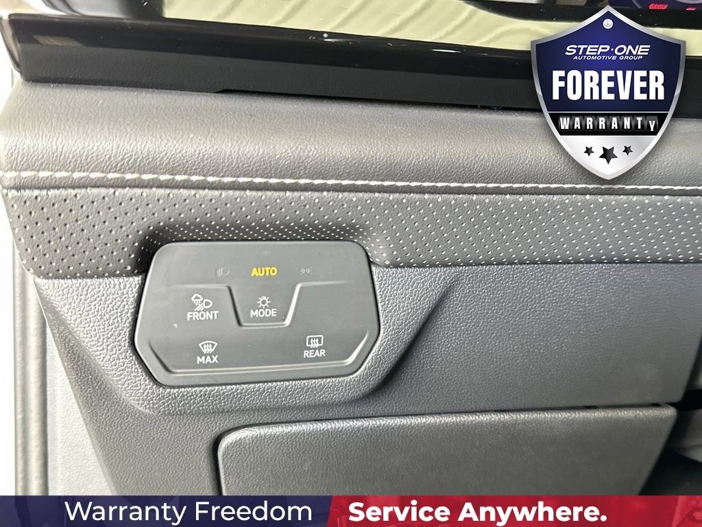 Used 2025  Volkswagen 2.0T SE w/Technology image 19