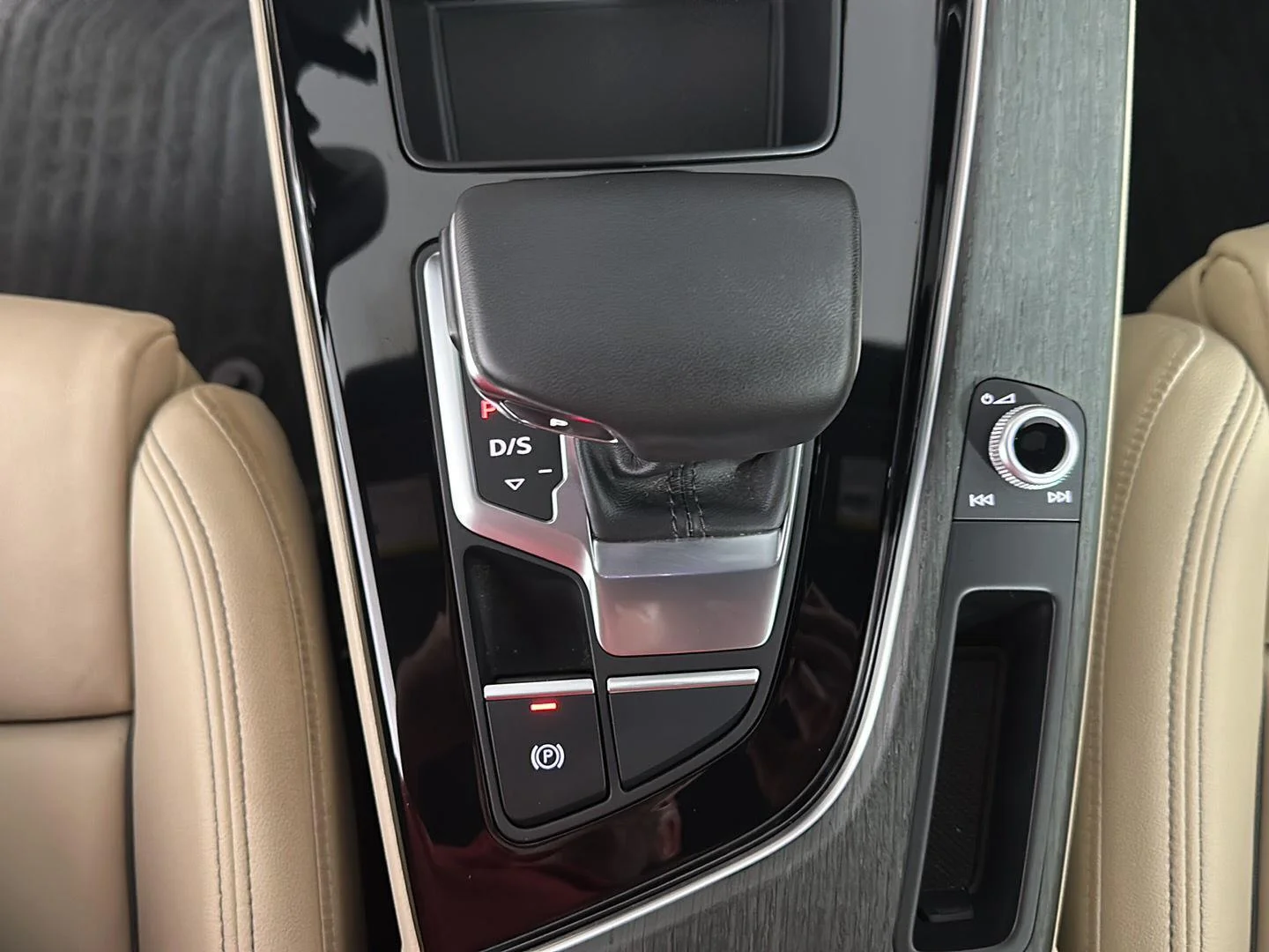 Used 2024 District Green Metallic Audi S line Premium image 34