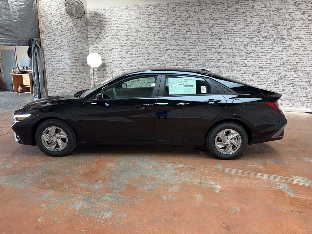 New 2026 Abyss Black Hyundai SE image 4