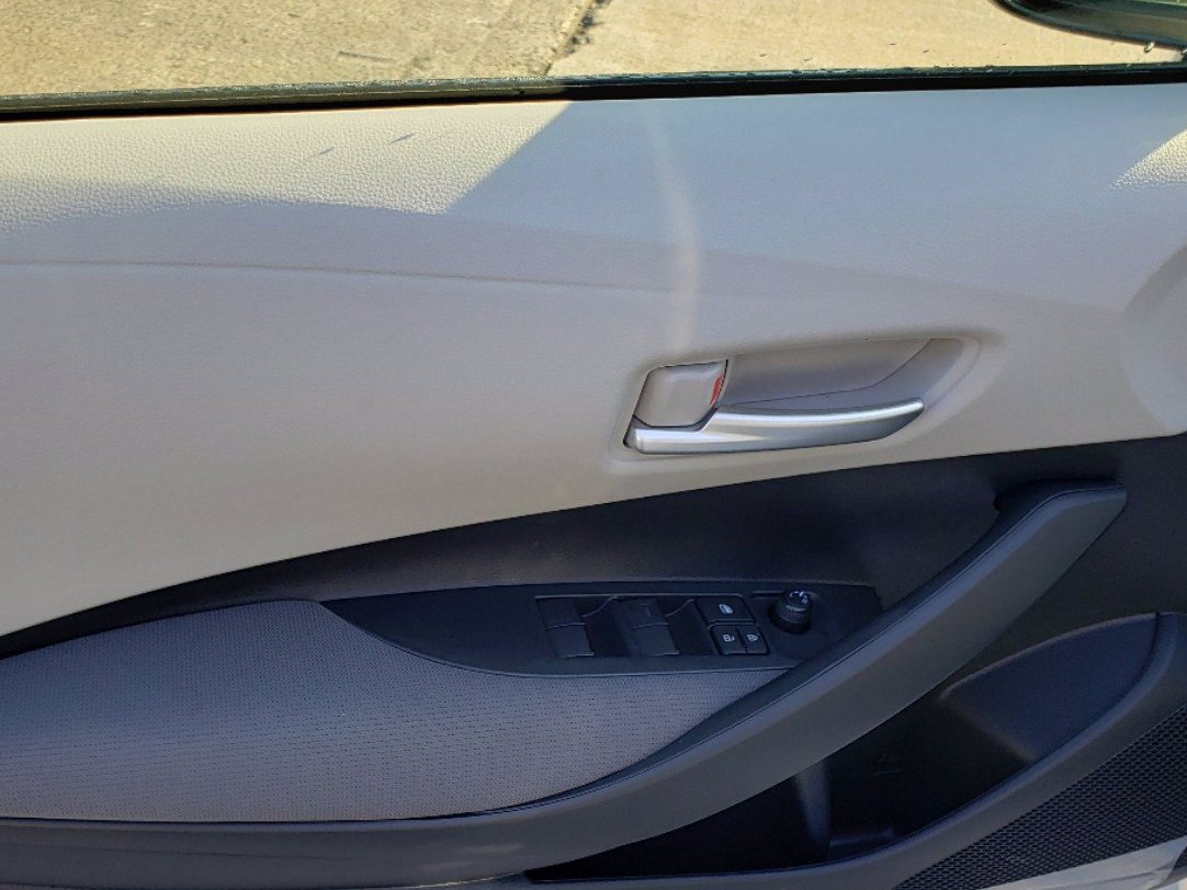 Used 2022 White Toyota LE image 12