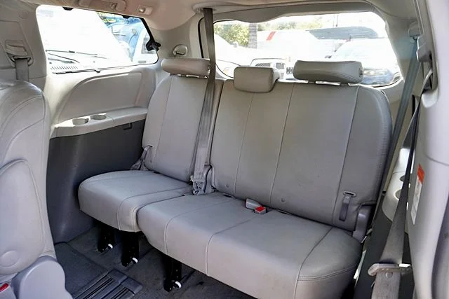 Used 2015 White Toyota XLE image 18