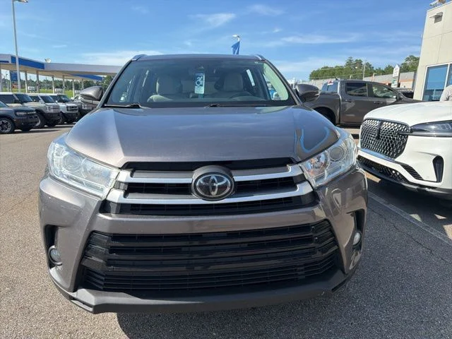 Used 2018 White Toyota XLE image 20