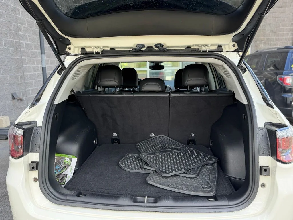 Used 2019 White Jeep Latitude image 30