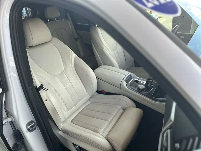 Used 2022 White BMW sDrive40i image 28