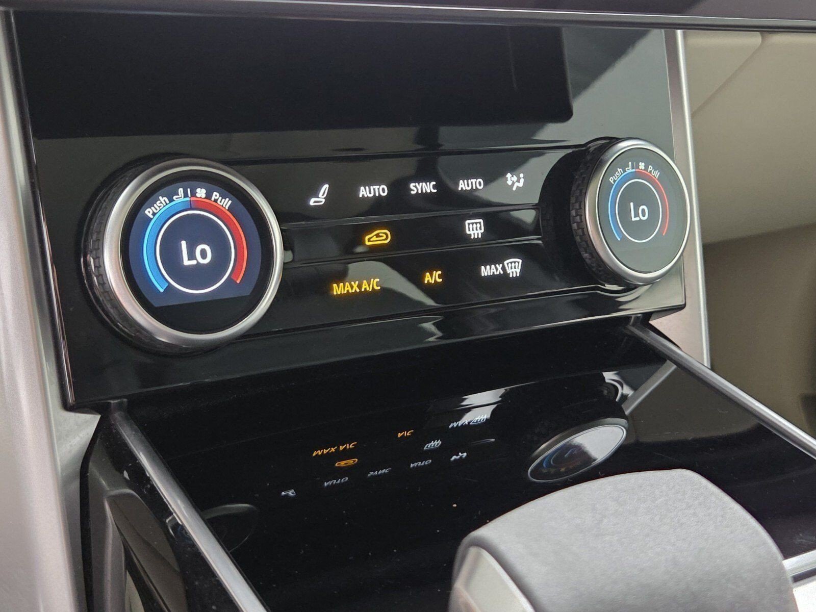 Used 2023 White Land Rover SE image 27