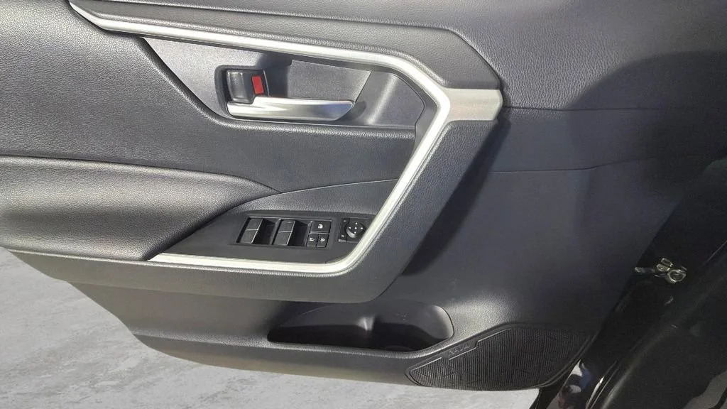 2025 Toyota RAV4 XLE - Photo 25