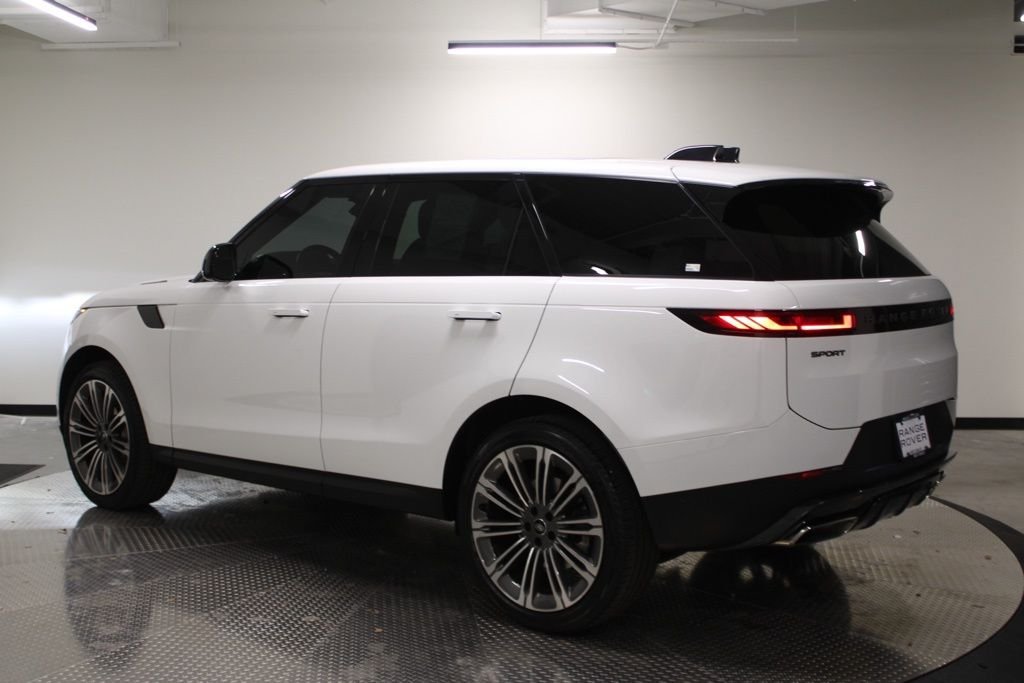 Used 2024  Land Rover SE image 3