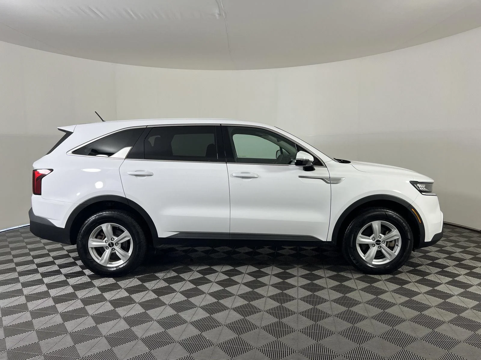 Used 2023 Glacial White Pearl Kia LX image 24