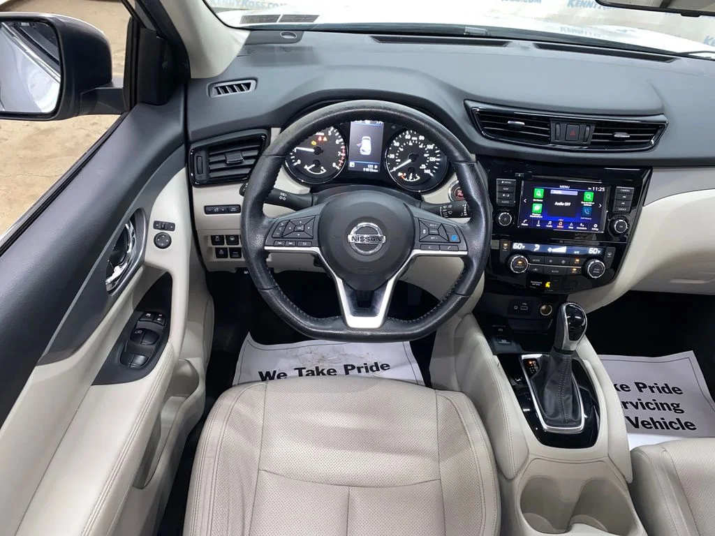 Used 2020 Silver Nissan SL image 22