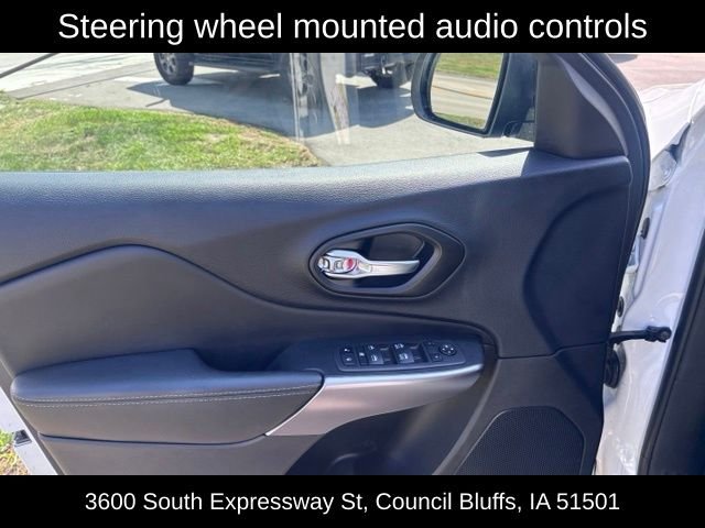 Used 2022 White Jeep Latitude Lux image 19