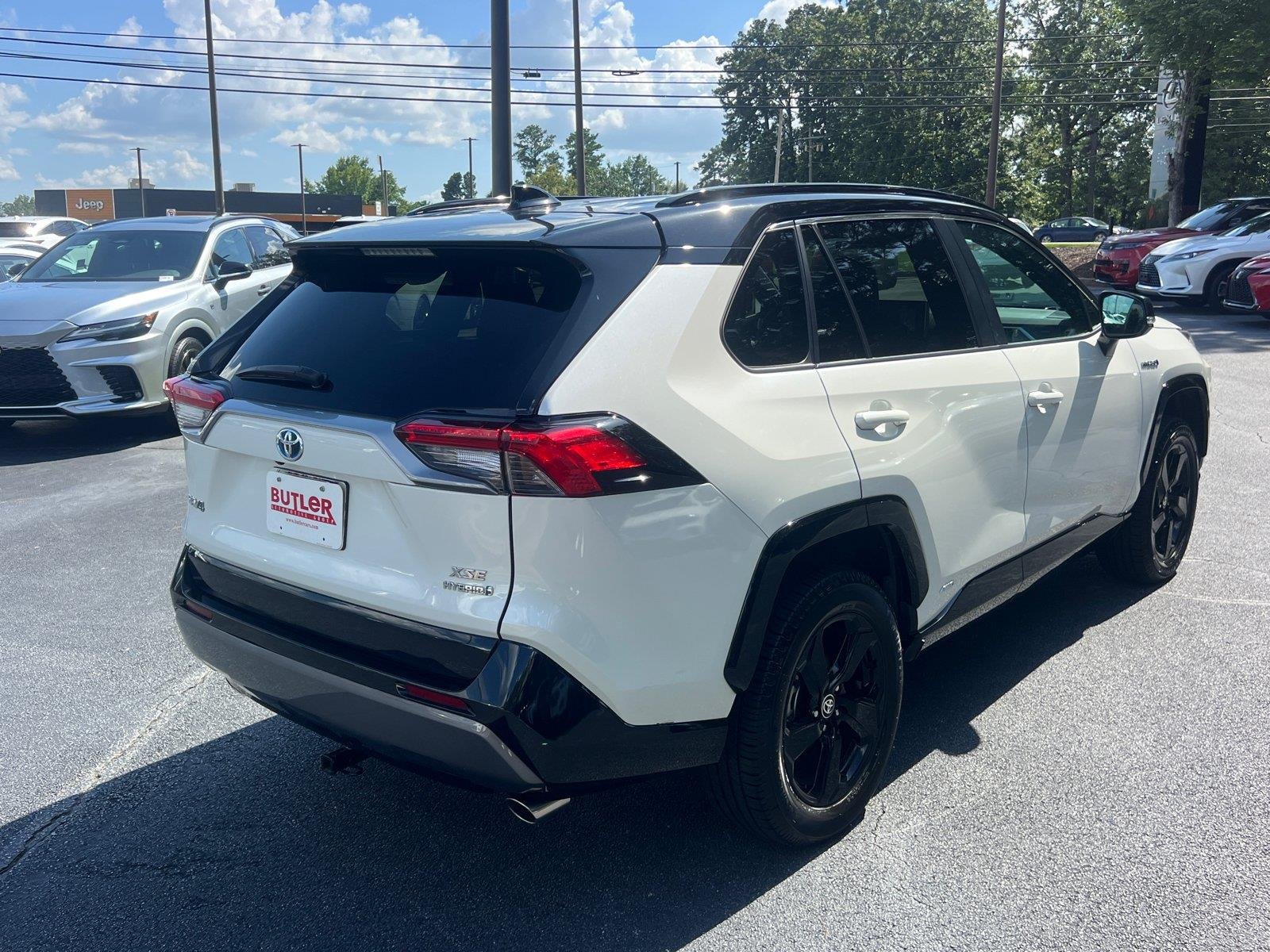 Used 2021 Blizzard Pearl w/Midnight Black Metallic Roof Toyota XSE image 5