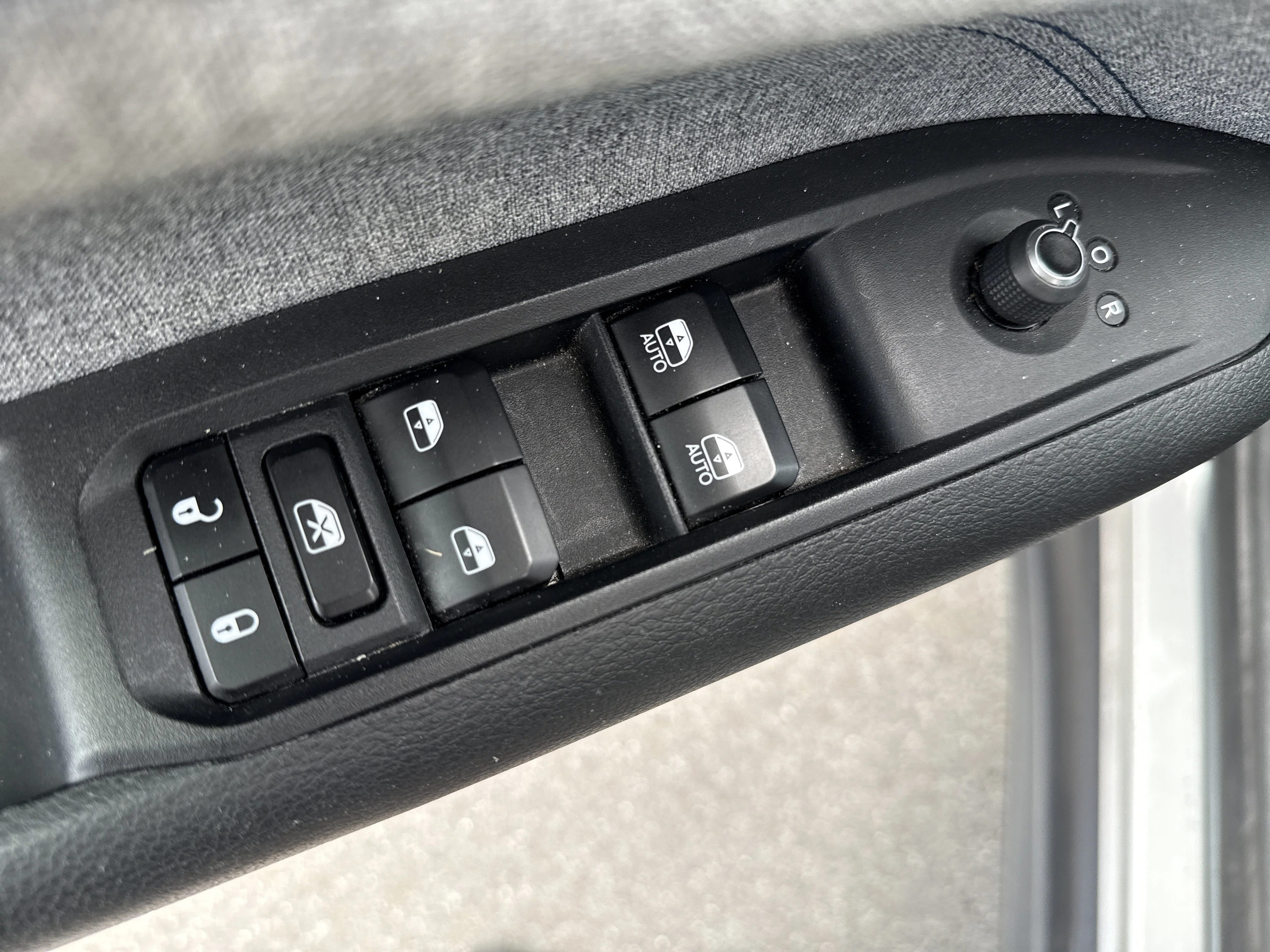 Used 2024 Silver Zynith Metallic Clearcoat Jeep Latitude image 16