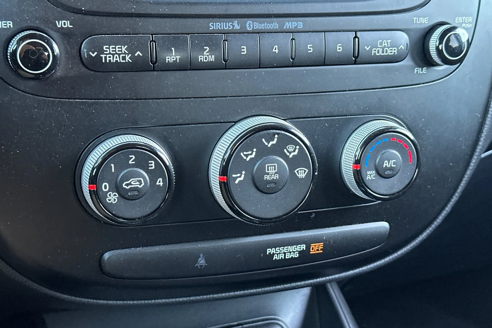 Used 2016 White Kia Base image 19