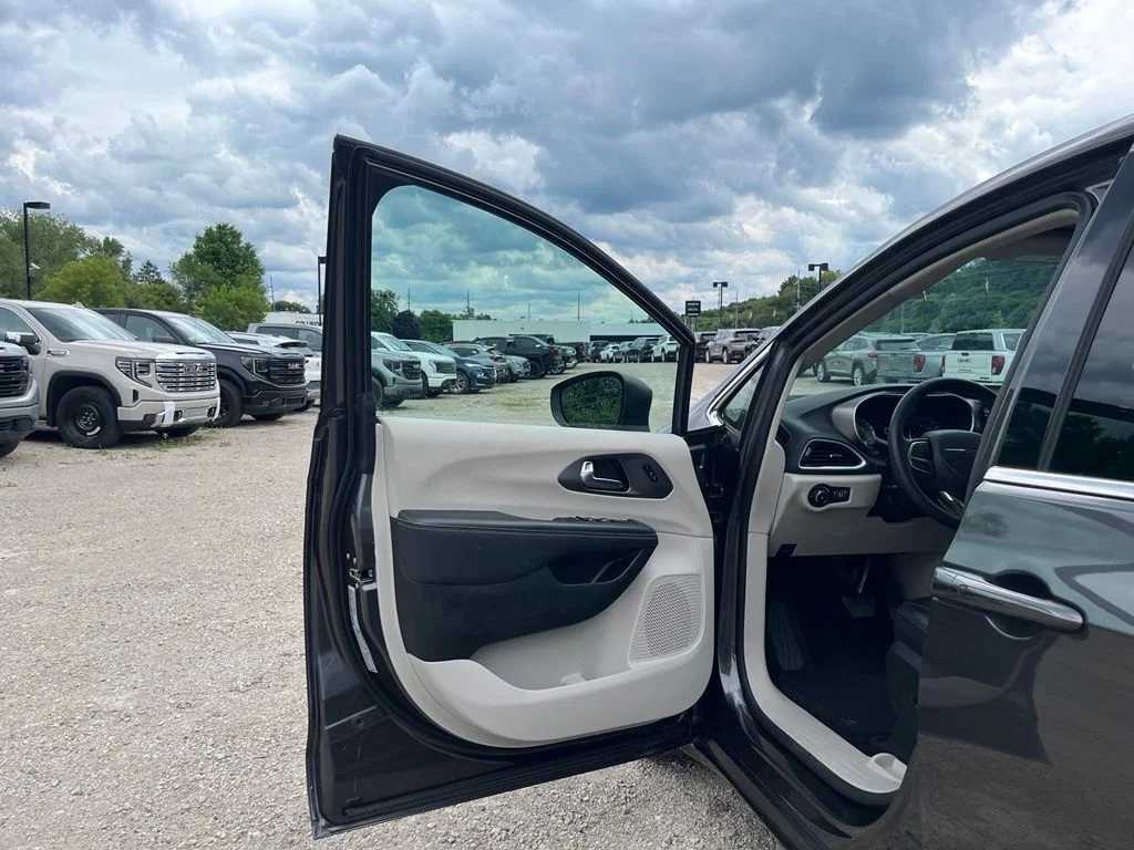 Used 2023 Crystal Metallic Chrysler Touring L image 20