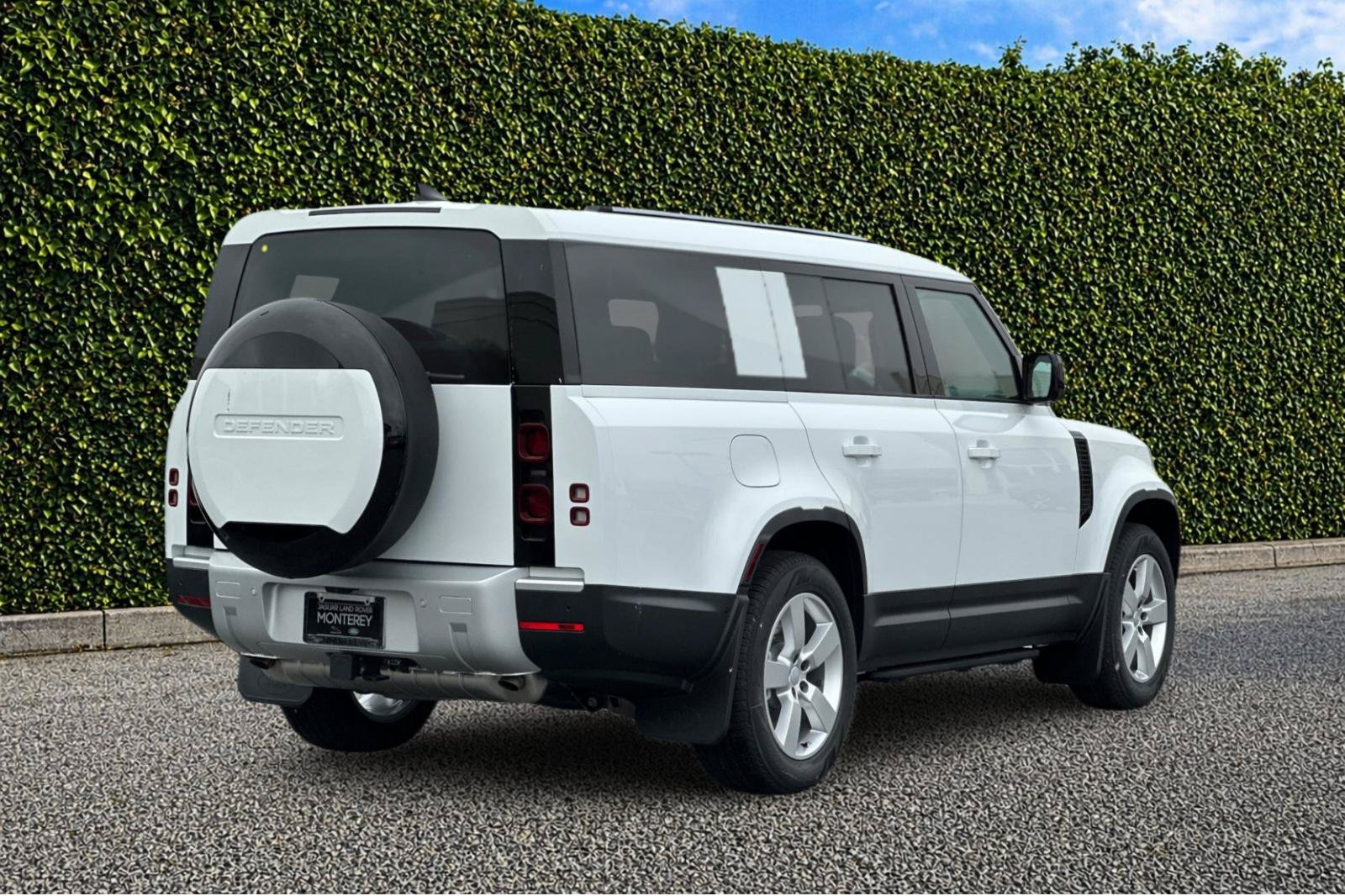 Used 2025  Land Rover S image 6