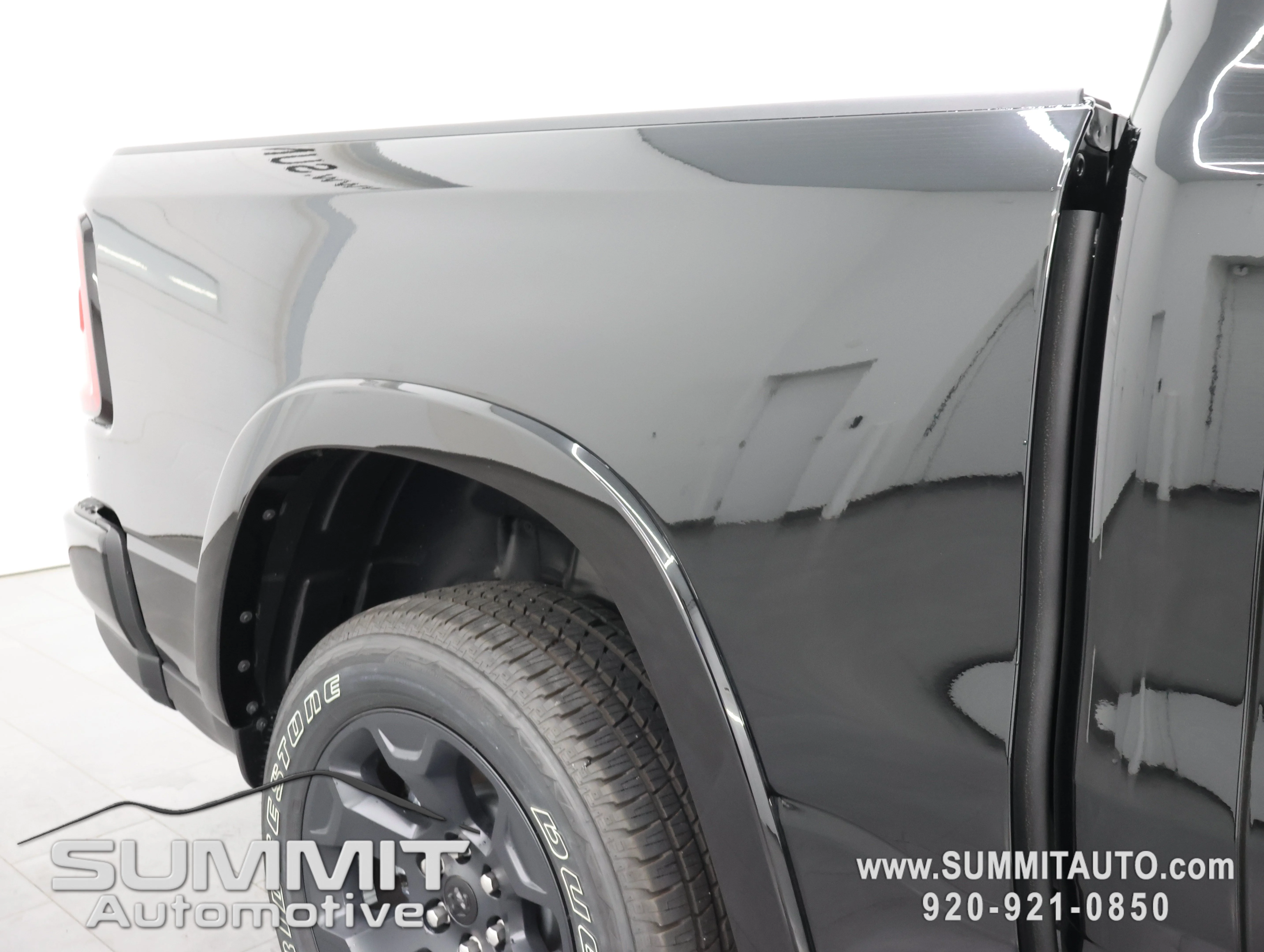 New 2026 Diamond Black Crystal Pearl-Coat Exterior Paint RAM Big Horn/Lone Star image 27