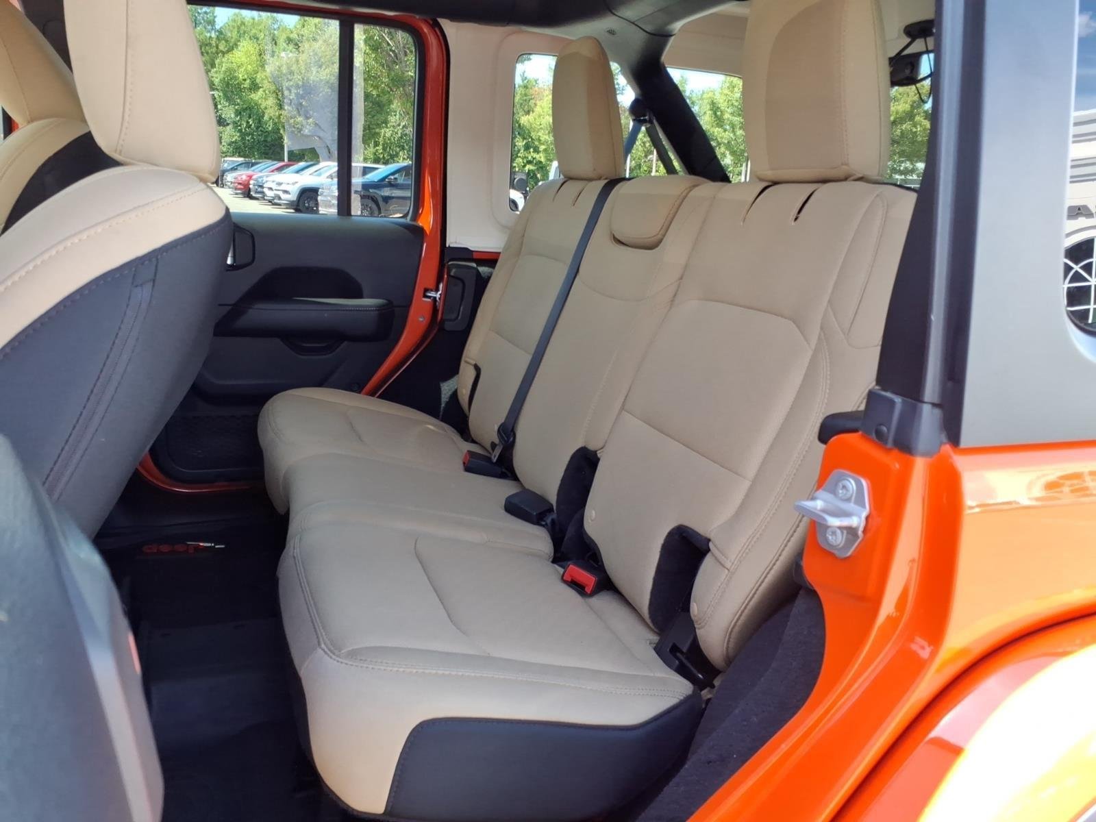 Used 2018 Punkn Metallic Clearcoat Jeep Sahara image 21