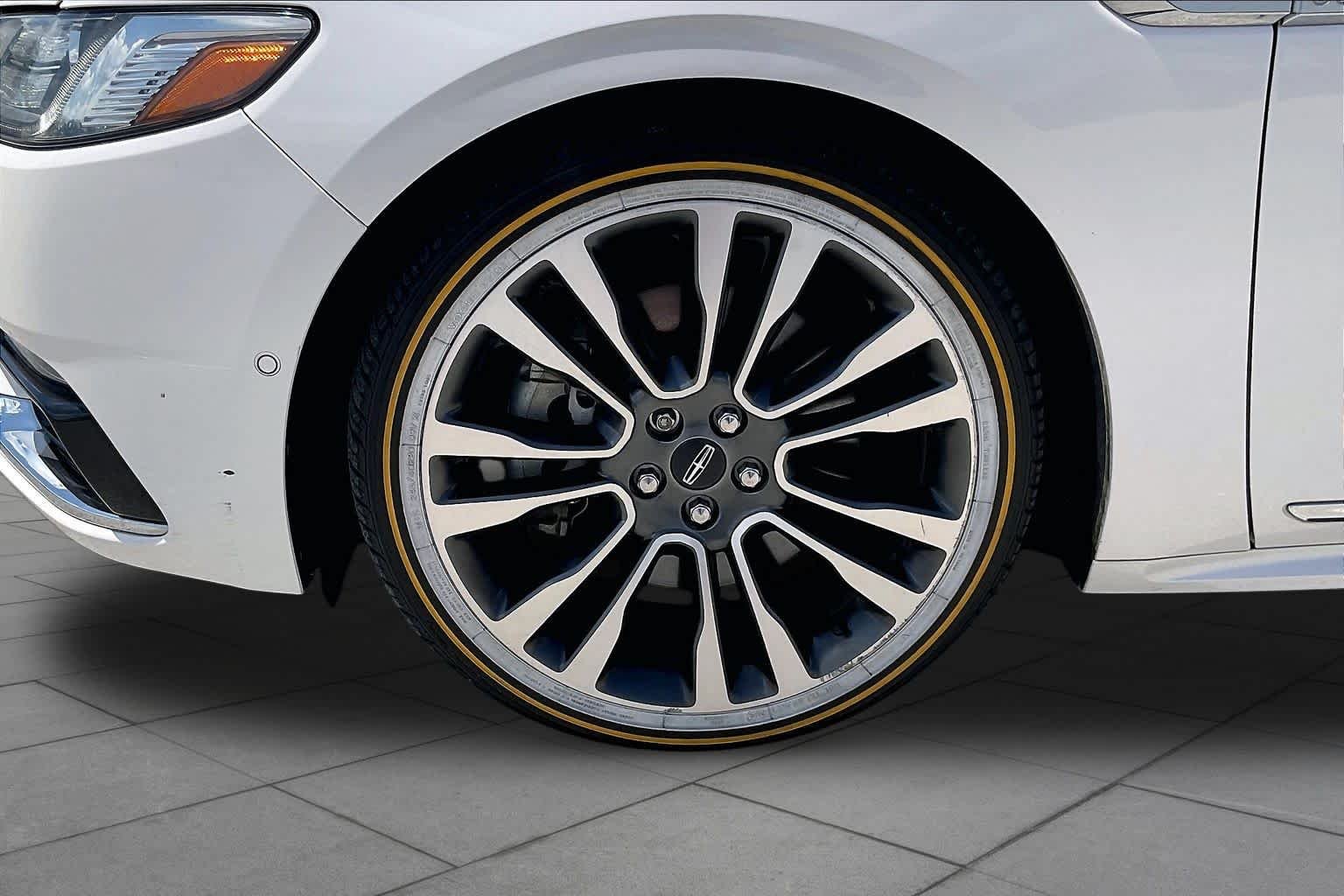 Used 2018 White Platinum Tri-Coat Lincoln Reserve image 10