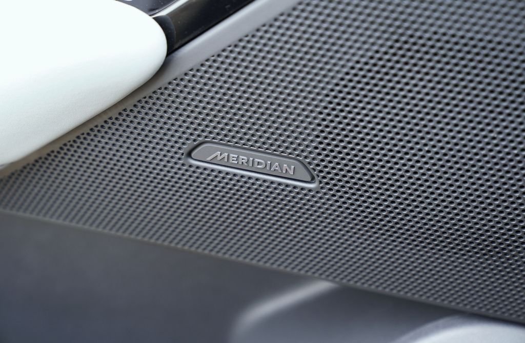 New 2026 Santorini Black Land Rover Belgravia Edition image 11