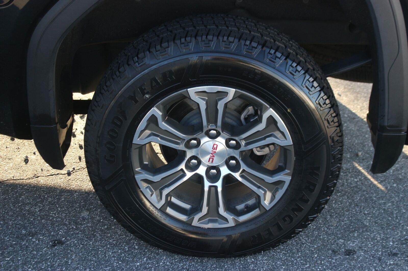 Used 2025 Onyx Black GMC SLT image 36