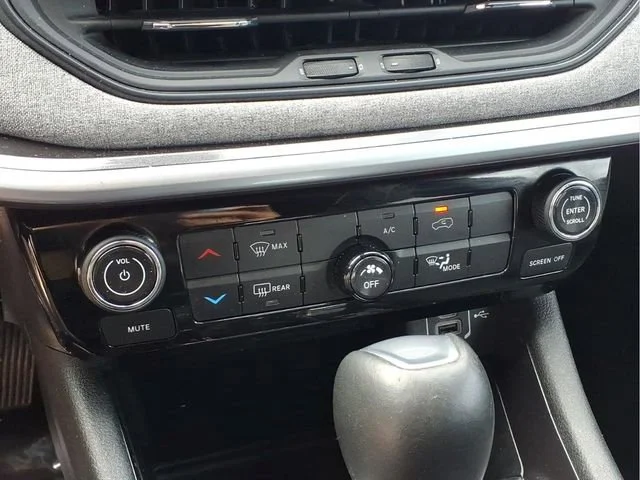 Used 2024  Jeep Latitude image 10