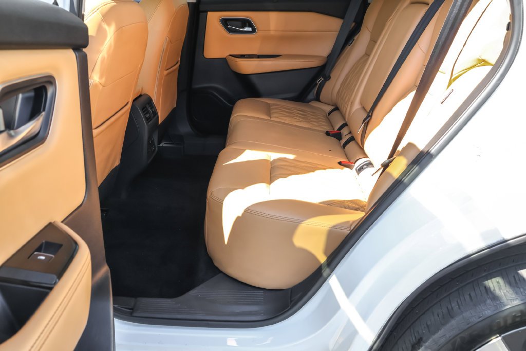 Used 2023 White Nissan Platinum image 39