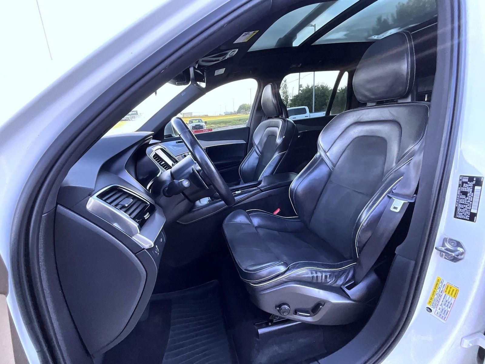 Used 2016 White Volvo T6 R-Design image 10